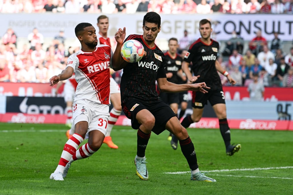 Kölns Linton Maina (l) und Berlins Diogo Leite kämpfen um den Ball.