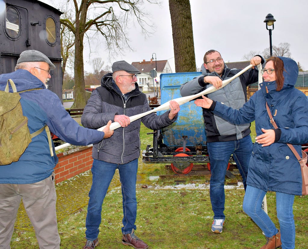Das Team Wohlthat war mit großem Engagement dabei, an der Station der Feuerwehr auf dem Bahnhofsvorplatz einen Golfball durch einen Feuerwehrschlauch zu bewegen. Immerhin 20 Meter musste der kleine Ball zurücklegen, bis er zurück zum Start gebracht und die Zeit gestoppt werden konnte.