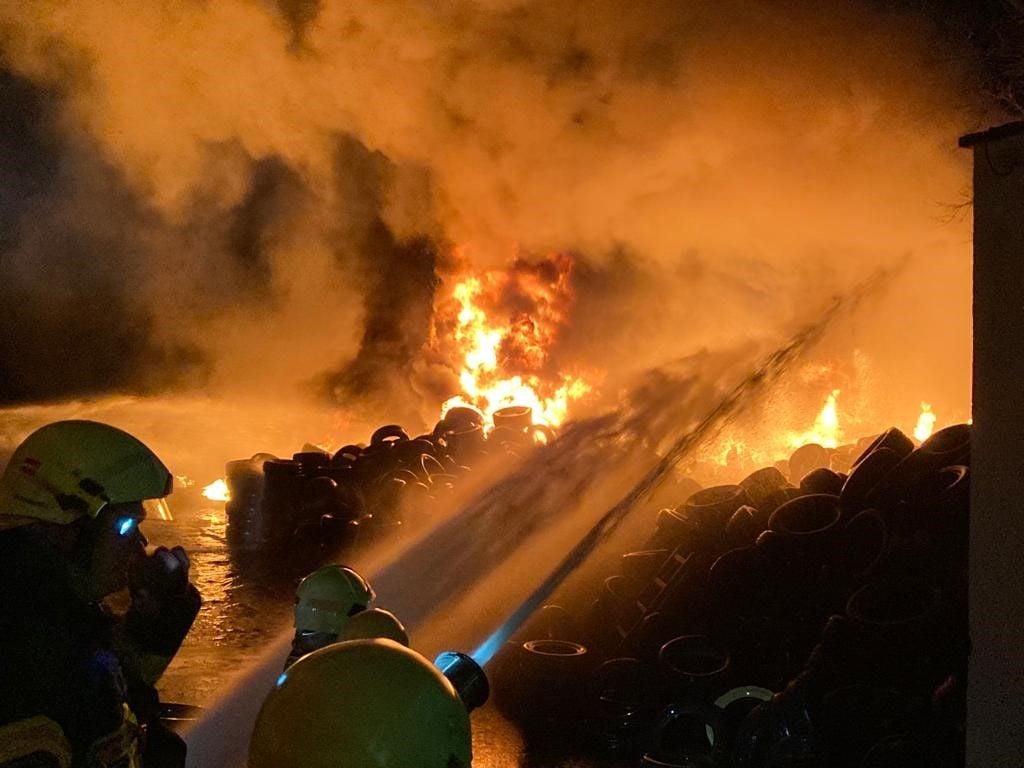 In Berßel kam es am Samstagabend (4. März) zu einem Brand in einem Reifenlager.