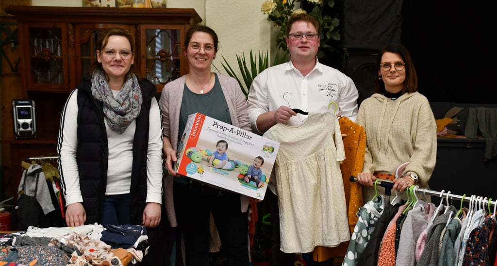 Marleen Steiniger (links) war extra aus Jävenitz gekommen, um bei der Babybörse in Wedringen Kleidung und mehr zu verkaufen. Das freute das Organisationsteam um Nancy König (v.l.), André Wiklinski und Luisa Brandshagen.