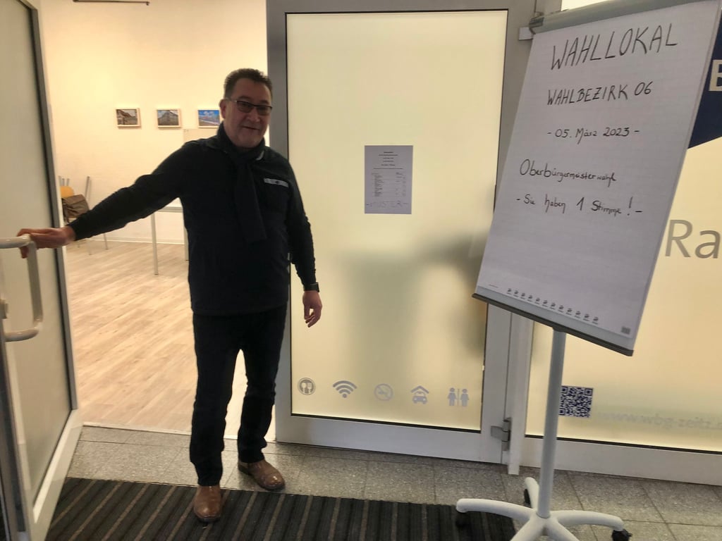 Gerd Arnold öffnet Punkt acht die Tür zum Wahllokal 6 im Brühlcenter.