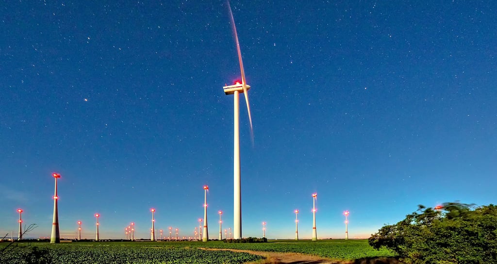 Ein Windpark zwischen Biere und Borne bei Nacht. Die Firma Lorica betreibt mehrere solcher Anlagen in der Gemeinde Bördeland. Nun möchte das Unternehmen ein neues Konzept auf den Weg bringen.