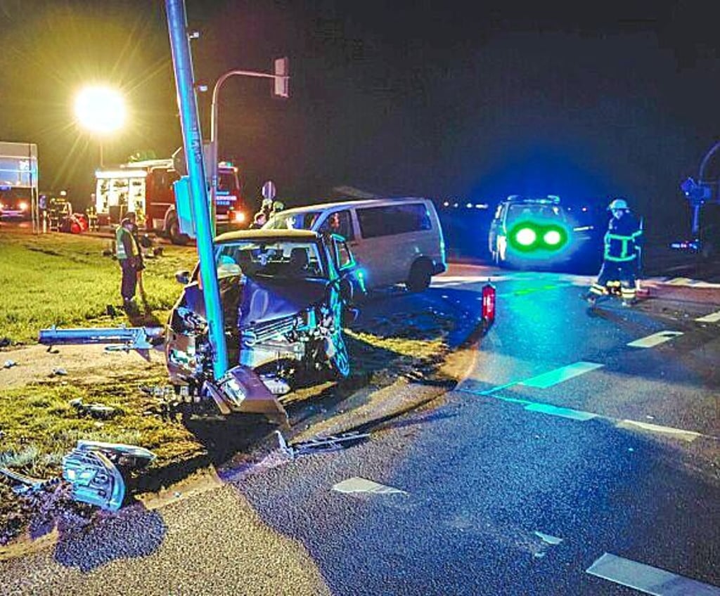 Ein Auto wurde gegen einen Ampelmast geschleudert.