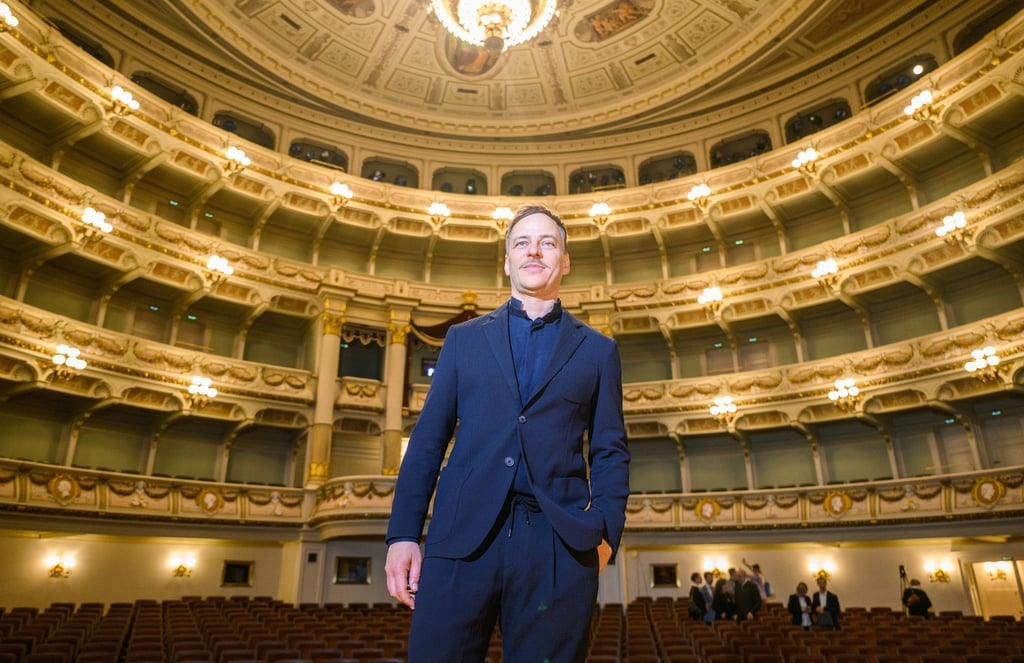 Schauspieler Thomas „Tom“ Wlaschiha spricht während einer Matinee zum 16. Dresdner Semperopernball in der Staatsoper.