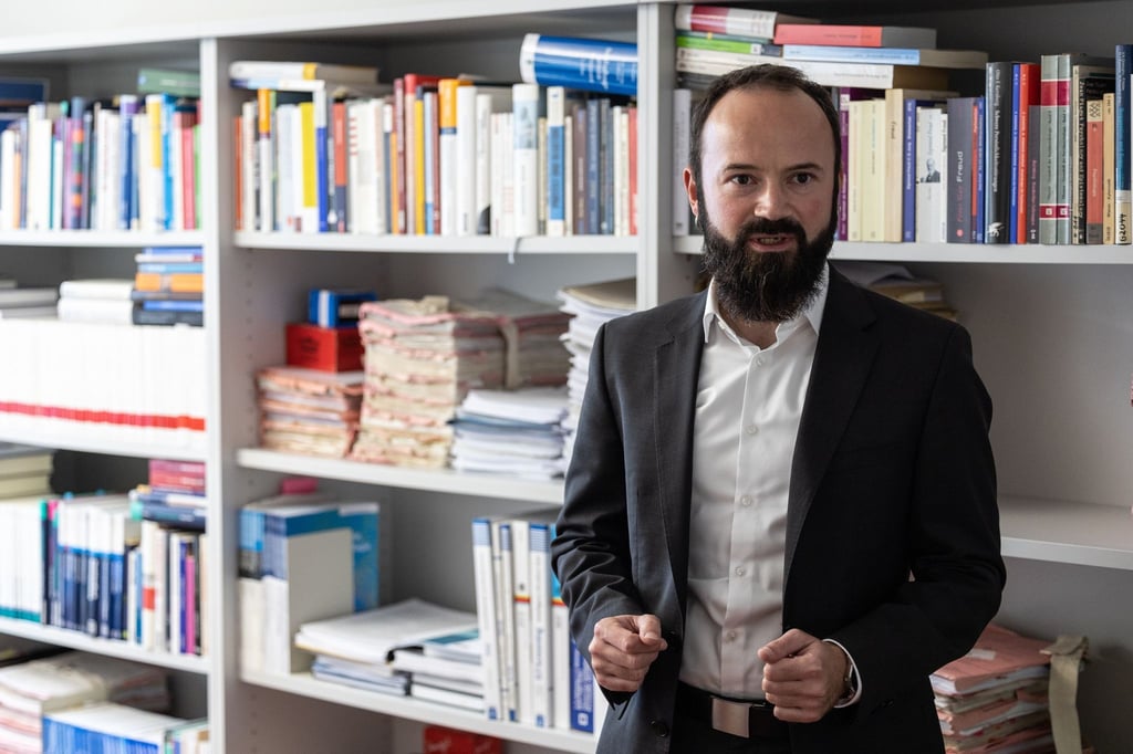 Martin Rettenberger, Direktor der Kriminologischen Zentralstelle (KrimZ) in Wiesbaden, steht in seinem Arbeitszimmer.