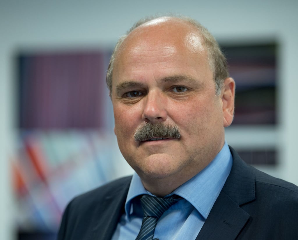 Jenz Otto, Hauptgeschäftsführer des Verbandes der Nord-Ostdeutschen Textil- und Bekleidungsindustrie e.V. (vti), aufgenommen im Sächsischen Textilforschungsinstitut (STFI) in Chemnitz.