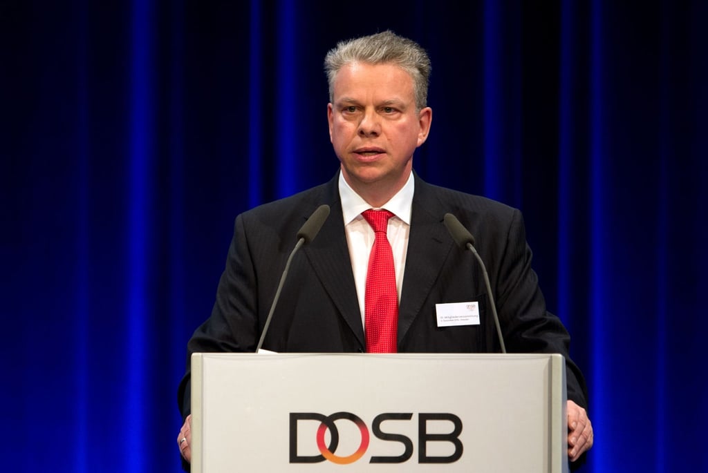 Der Präsident des Landessportbundes Sachsen, Ulrich Franzen, spricht am 06.12.2014 auf der 10. Mitgliederversammlung des DOSB in Dresden (Sachsen).