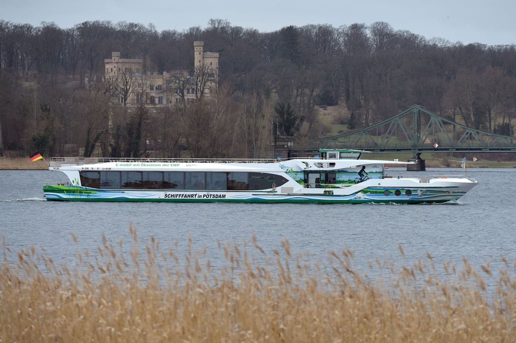 Die Weiße Flotte startet mit dem Schiff „Schwielowswee“ auf der Havel in die neue Saison.