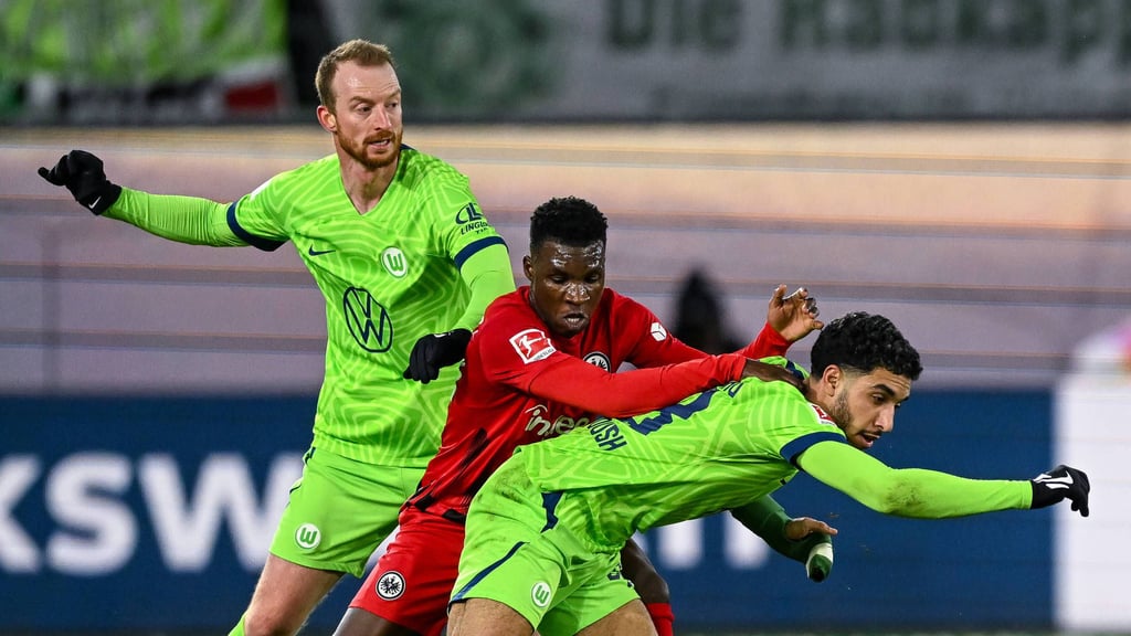 Enge Kiste in Wolfsburg: Frankfurt spielt nur 2:2