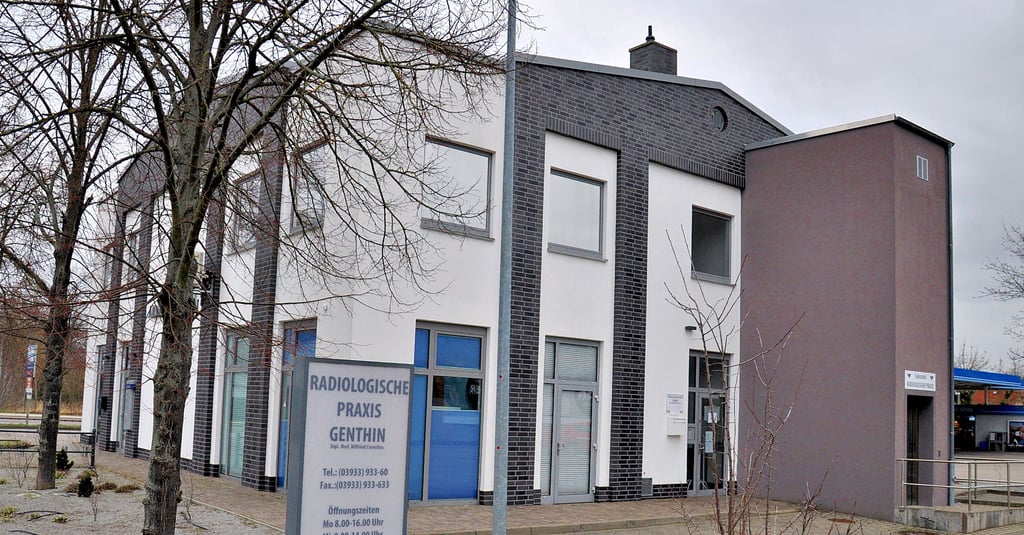 Die radiologische Praxis in Genthin ist seit dem 13. Februar geschlossen. Am Eingang informieren Hinweiszettel darüber, dass es keine Sprechstunde mehr gibt.