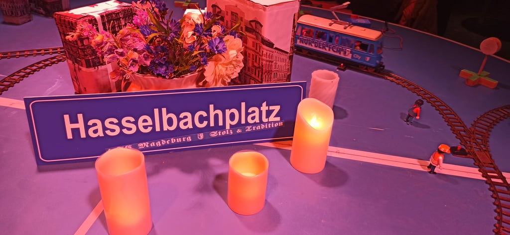 Der Modellbahn-Fan Reiner Mann stellte für das Rondell in der Mitte der vier Tafeln eine FCM-Straßenbahn zur Verfügung, die im Verlauf des Abends unermüdlich ihre Runden über den Platz drehte.