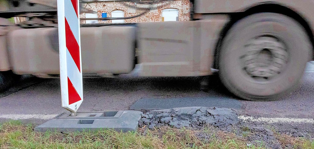 Massive Schäden gibt es auf der Bundesstraße 2. Rot-weiße Warnbaken wurden an verschiedenen Stellen aufgestellt.