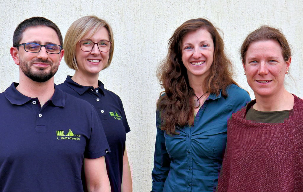 Zwei Hausarztpraxen haben für die medizinische Versorgung in Bad Kösen eine verstärkte Zusammenarbeit vereinbart (v. l.): Dr. Carsten Bretschneider, Susanne Bauer, Peggy Reißmann und Dr. Franziska Charrier von der Praxis Primedus.