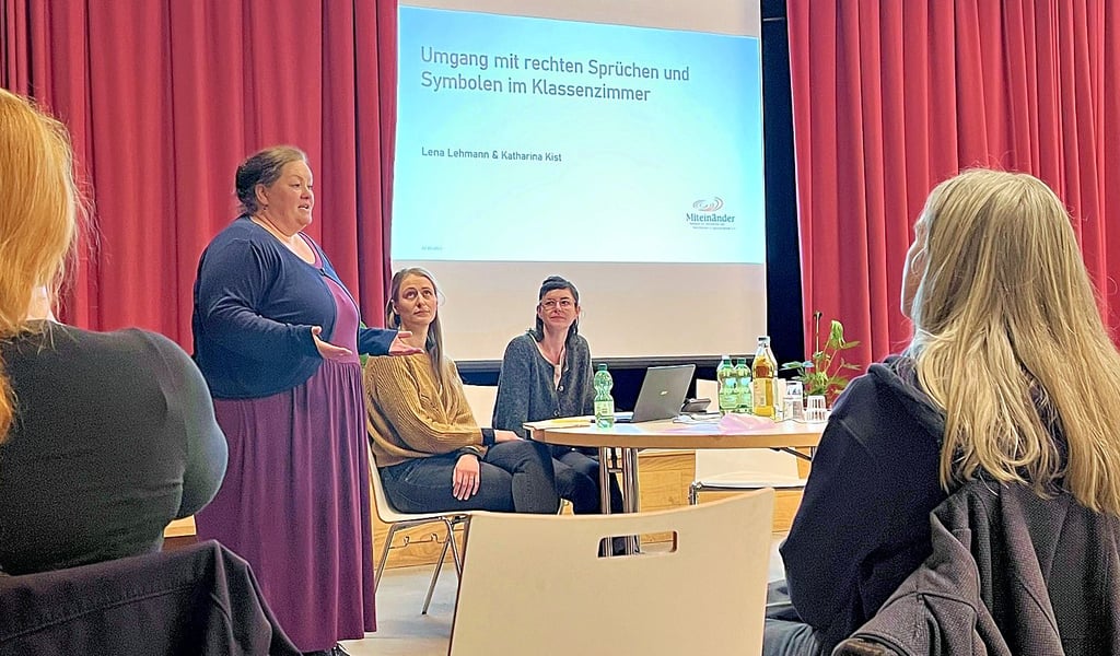 Anja Grabmann begrüßte die Teilnehmer und Referentinnen in der Aula der Waldorfschule in Thale.