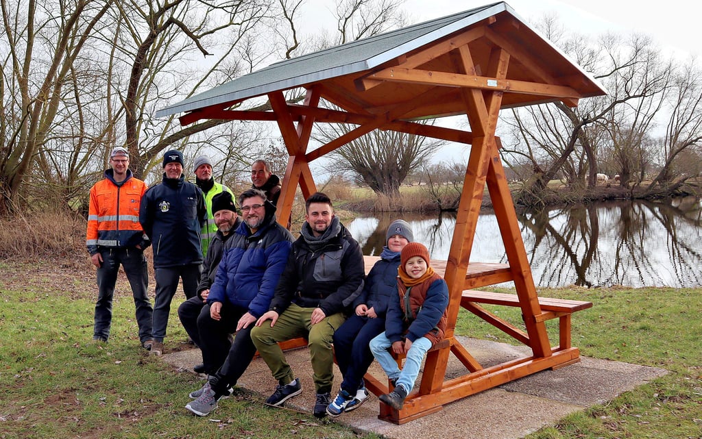 Gemütlich lässt es sich sitzen auf der neuen überdachten Sitzgruppe direkt an der Havel am Schöpfwerk in Warnau.
