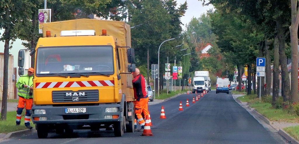 Zuletzt wurde im Herbst 2021 der Straßenbelag in der Magdeburger Straße erneuert. Die Anpassung der Abdeckungen in der Straße zog sich allerdings monatelang hin.
