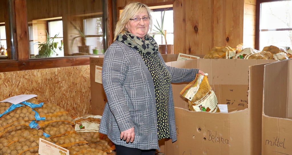 Ramona Hudeczek von der „Bauernscheune“ zeigt eine Auswahl der Pflanzkartoffelsorten.