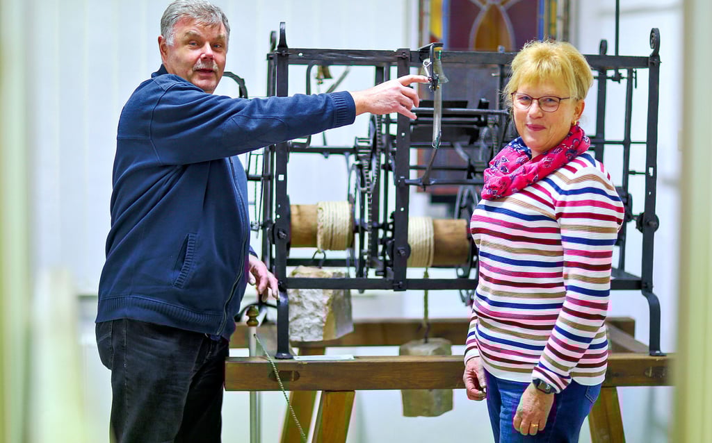 Gerd Weidner, Vorsitzender vom Kultur- und Heimatverein Schraplau, und seine Stellvertreterin Gabriele Terppe zeigen das historische Turmuhrwerk.