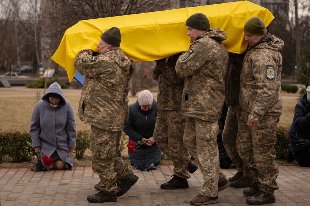 Ukrainische Soldaten in Boryspil tragen den Sarg von Volodymyr Hurieiev, der nahe Bachmut getötet wurde.