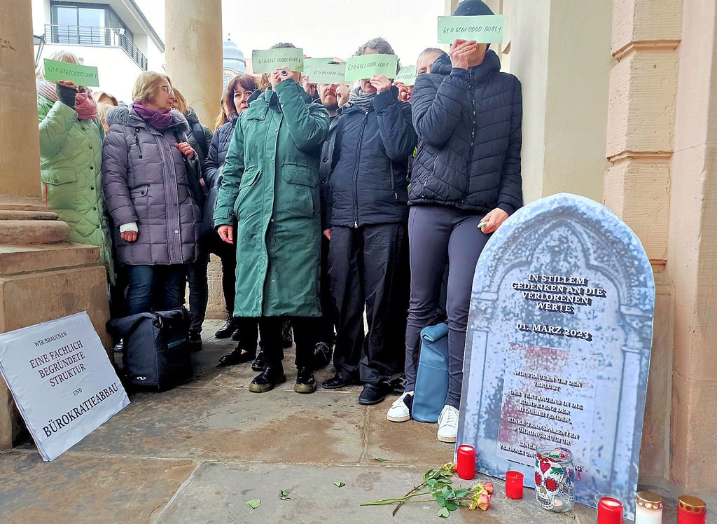 Eine fachlich begründete Struktur und Bürokratieabbau brauche die Verwaltung nach Ansicht der Mitarbeiter des Baudezernates. Sie sehen sich als Nummern behandelt und starteten gestern gegen eine Umstrukturierung im Baudezernat eine Protestaktion vor dem Rathaus. Dort sollten die Mitarbeiter über die künftige Struktur informiert werden.