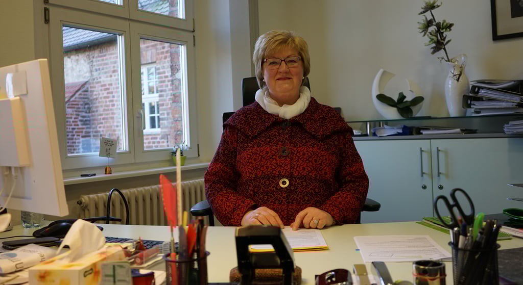 Salzwedels Bürgermeisterin Sabine Blümel an ihrem Schreibtisch im Rathaus. Den Platz muss sie zum 16. März räumen.