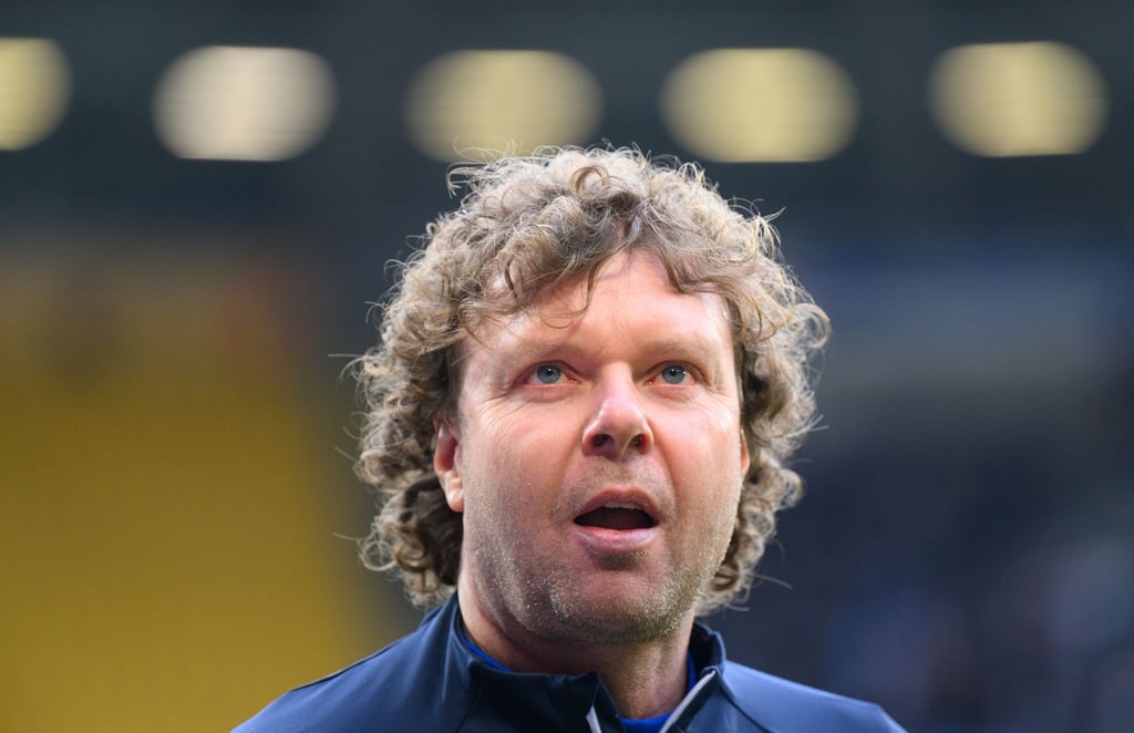 Meppens Ex-Trainer Stefan Krämer steht im Stadion.