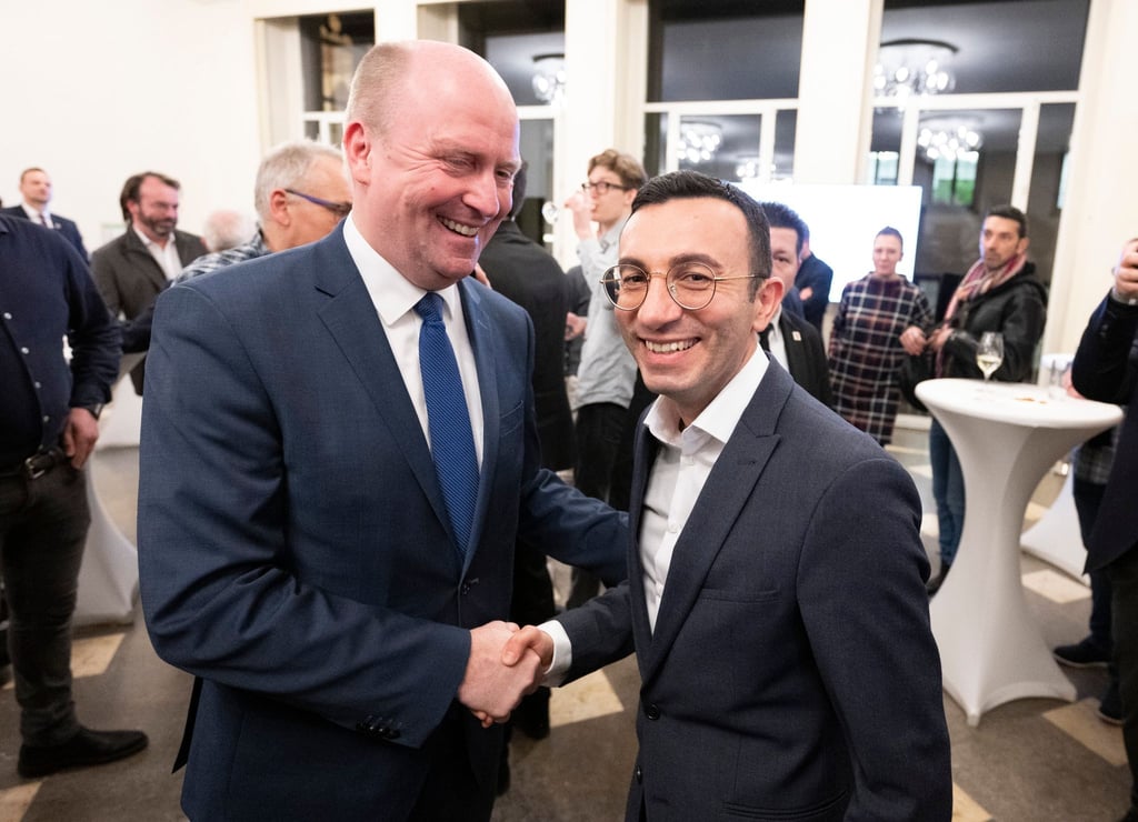 CDU-Kandidat Uwe Becker (l) und Mike Josef von der SPD gehen in Frankfurt in die Stichwahl.