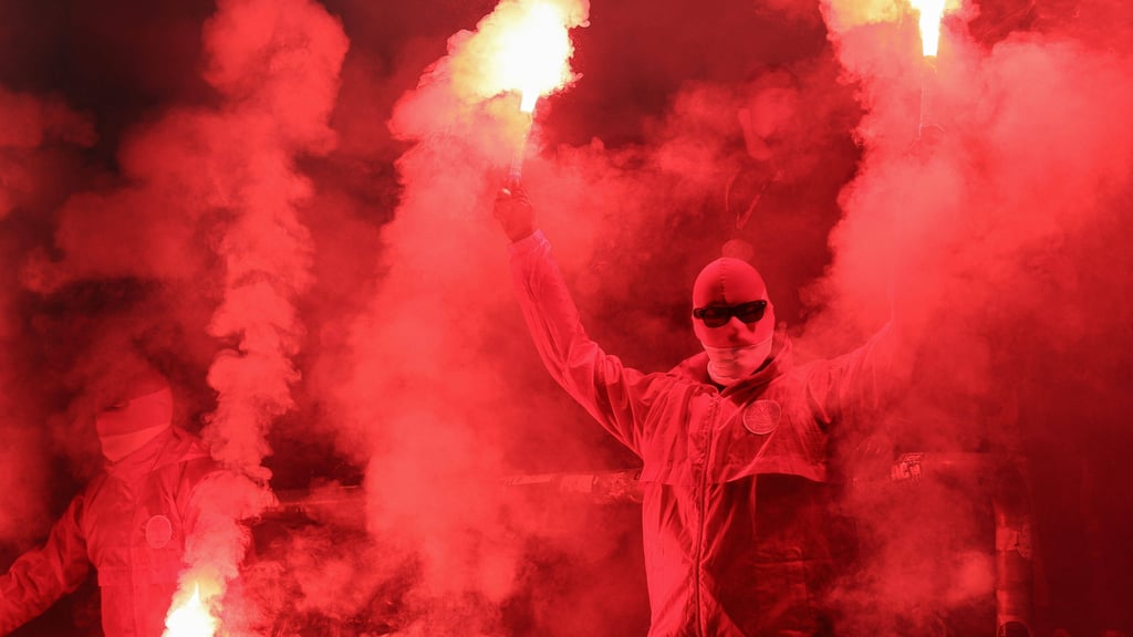 Feuerwerk im Auswärtsblock: Fans von RB Leipzig in Dortmund.