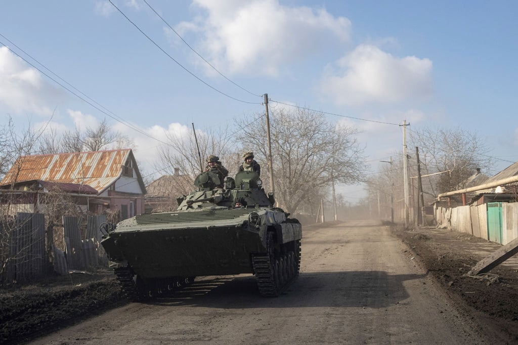 Ein gepanzerter Mannschaftstransportwagen der ukrainischen Streitkräfte fährt in Richtung Frontstellungen in der Nähe von Bachmut.