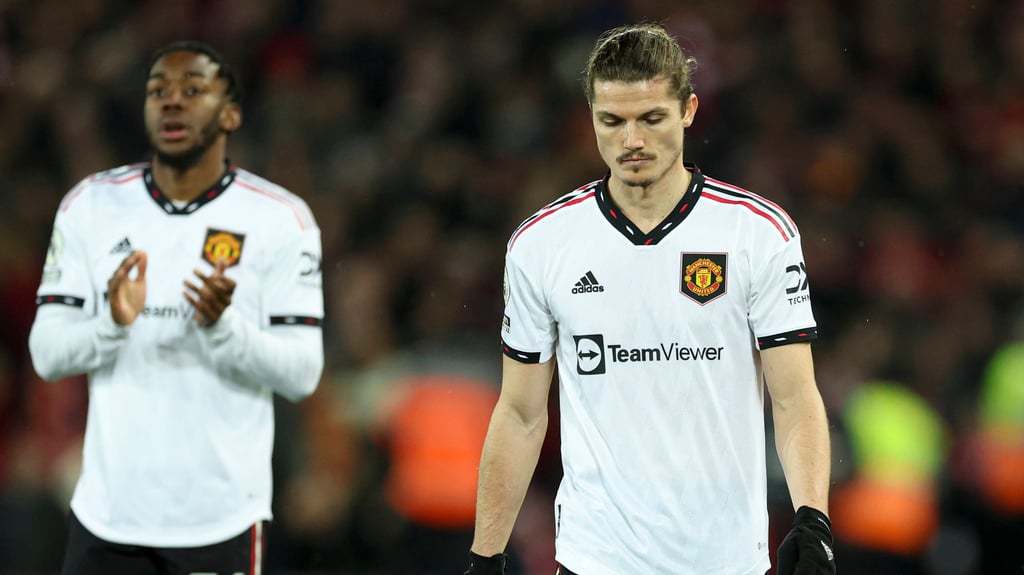 Marcel Sabitzer (r.) schleicht nach dem Schlusspfiff in Liverpool vom Rasen.