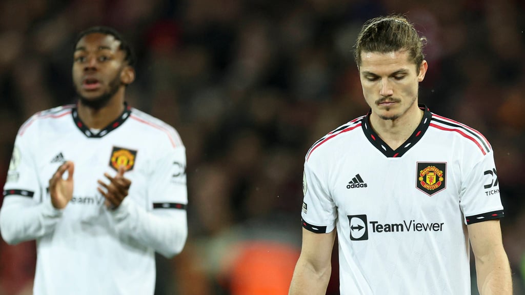 Marcel Sabitzer (r.) schleicht nach dem Schlusspfiff in Liverpool vom Rasen.