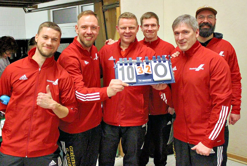 Zwei verschiedene Sportarten, zwei Ergebnisse auf der Zähltafel. Nachdem die Fußballer vom TSV Rot-Weiß Zerbst ihr Auswärtsspiel in Alsleben deutlich 10:0 gewannen, besuchte die Mannschaft um Trainer Florian Sens im Anschluss das Volleyball-Oberligaspiel der SG Lindau und sorgte beim 3:2-Erfolg für lautstarke Unterstützung auf den Rängen.