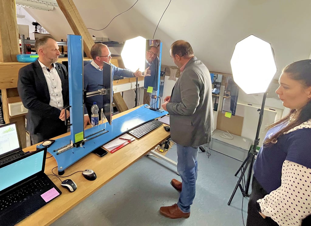 Maik Zwick und Arne Fischer (von links) erklären dem Landtagsabgeordneten Thomas Staudt (CDU) die Funktionsweise des Messgeräts „VisuReal“. Rechts die Mitarbeiterin Nicole Möring, die in dem Technologieunternehmen mit Sitz in Brunkau bei Tangerhütte für die Kalibrierung zuständig ist.