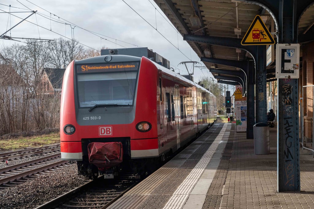Eine Bahn der Linie S1 fährt im Wolmirstedter Bahnhof in Richtung Magdeburg aus.