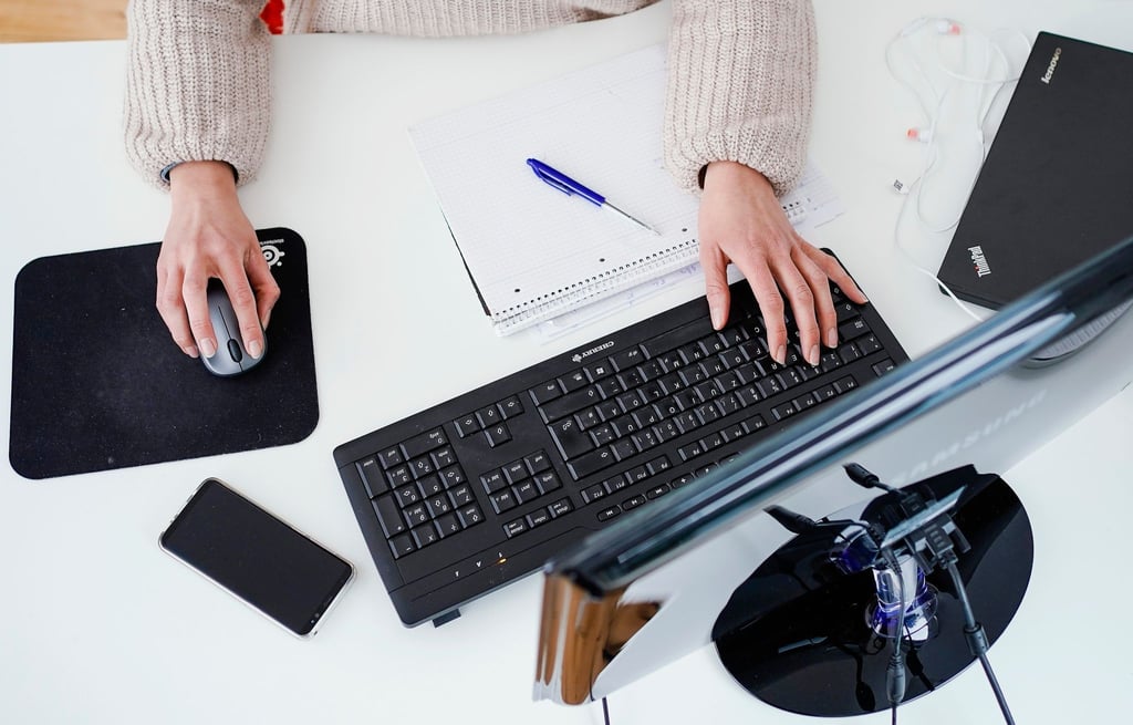 Laut einer Studie der Hans-Böckler-Stiftung sehen sich Frauen bei der Digitalisierung im Job im Nachteil.