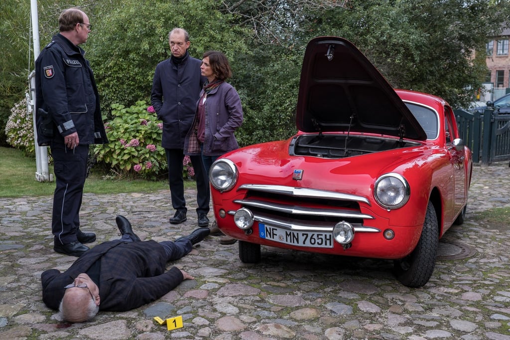Carl Sievers (Peter Heinrich Brix, 2.v.r.), Ina Behrendsen (Julia Brendler, r.) und ihr Kollege Schneider (Stephan A. Tölle, l.) am Tatort.