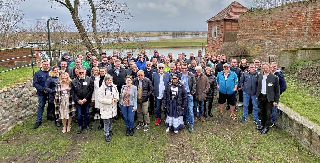 Die Gruppe der privaten Brauer aus Ost- und Westdeutschland, aber auch aus Österreich, Dänemark, Italien, der Slowakei und Holland am Montagmittag im Tangermünder Elbgarten.