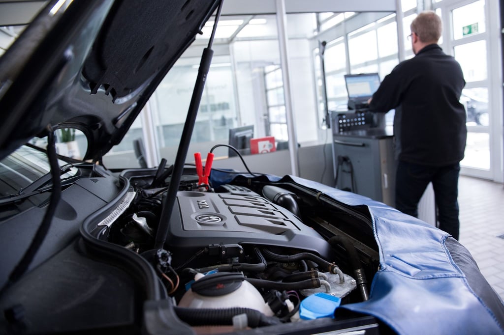 Extrarunde: Manchmal müssen Nachbesserungen am Auto von den Herstellern in Werkstätten verpflichtend durchgeführt werden.