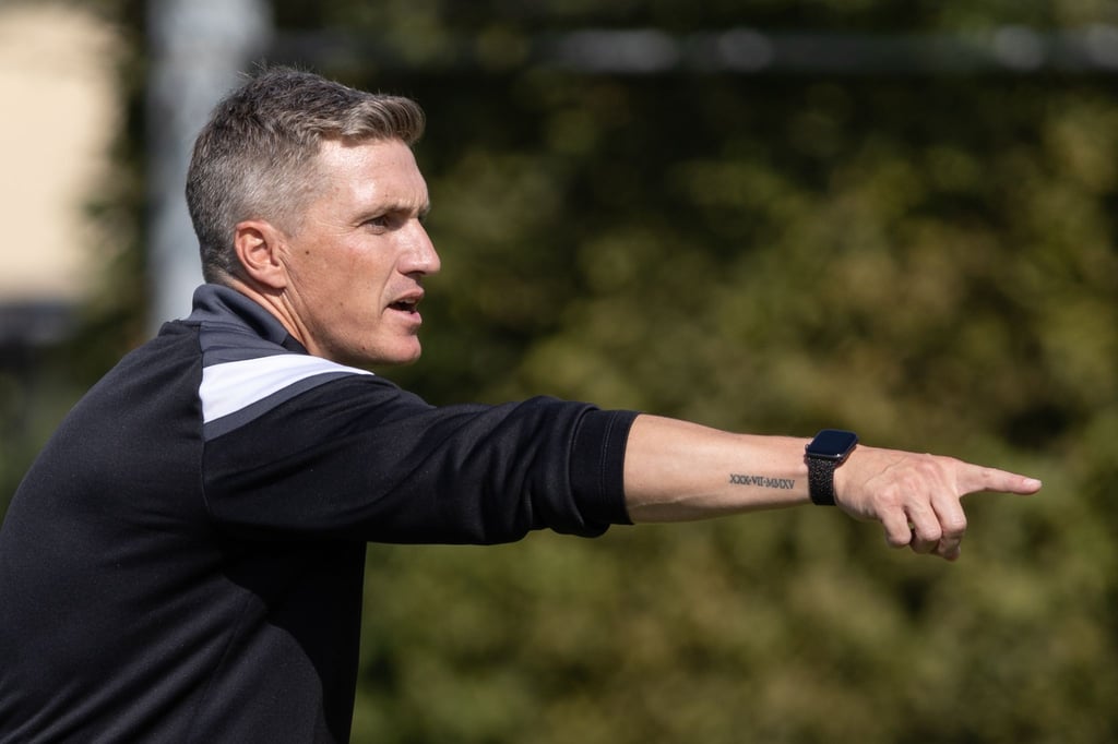 Osnabrücks Trainer Tobias Schweinsteiger zeigt mit dem Finger bei einer Trainingseinheit.