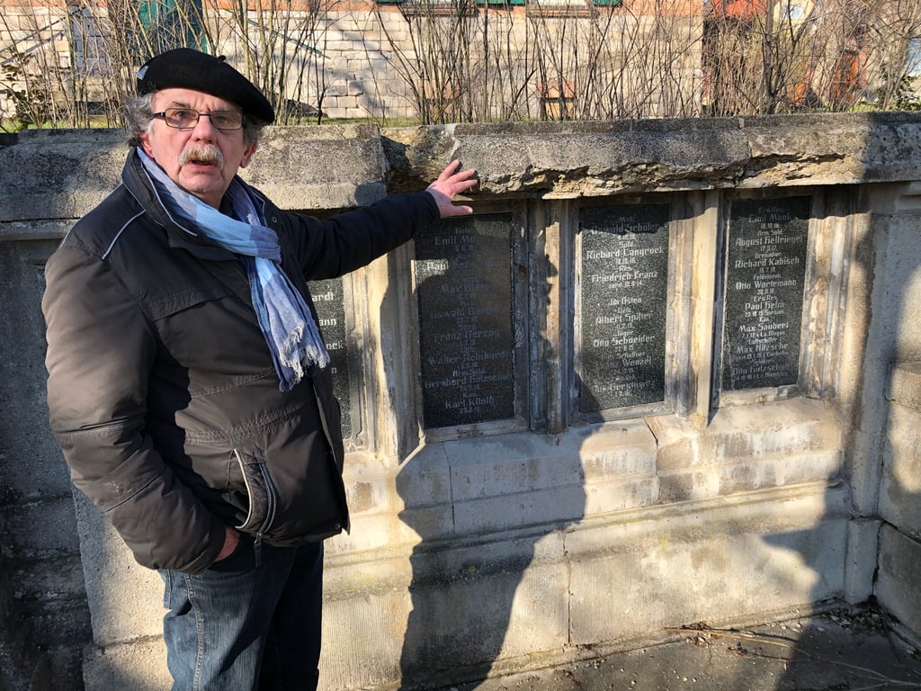 Rüdiger Peters zeigt die Rückwand des Großkorbethaer Kriegerdenkmals