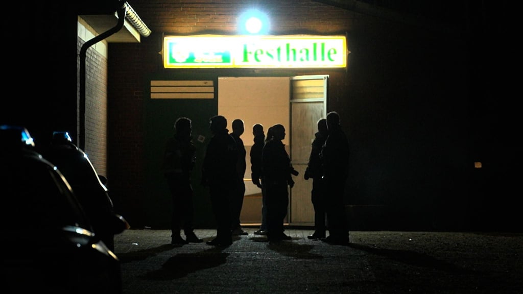 Polizei steht vor der Festhalle des Schützenhauses.