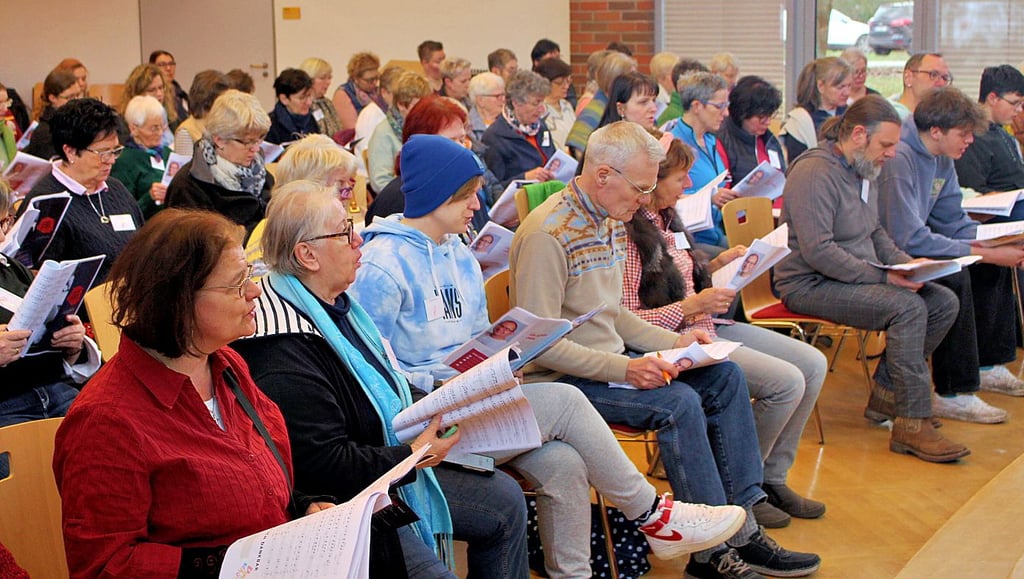 Das Lernpensum für zwei Workshop-Tage war groß. Aber die Teilnehmer übten konzentriert, schließlich wollten sie am Ende vor großem Publikum gemeinsam ein Konzert geben.