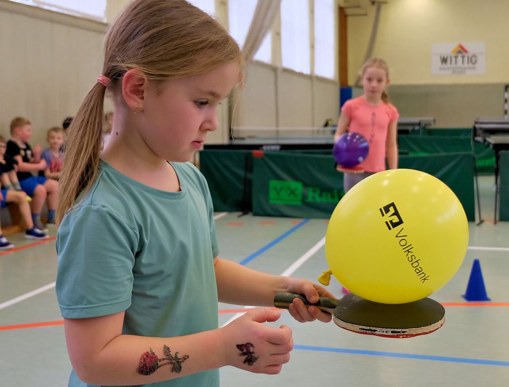 Die siebenjährige Nele hat den Luftballon gekonnt auf dem Tischtennisschläger balanciert.