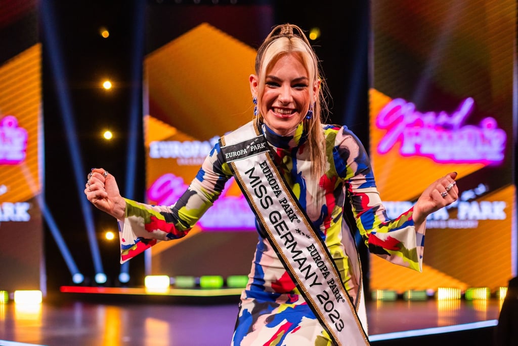„Miss Germany 2023“ Kira Geiss steht auf der Bühne in Rust.