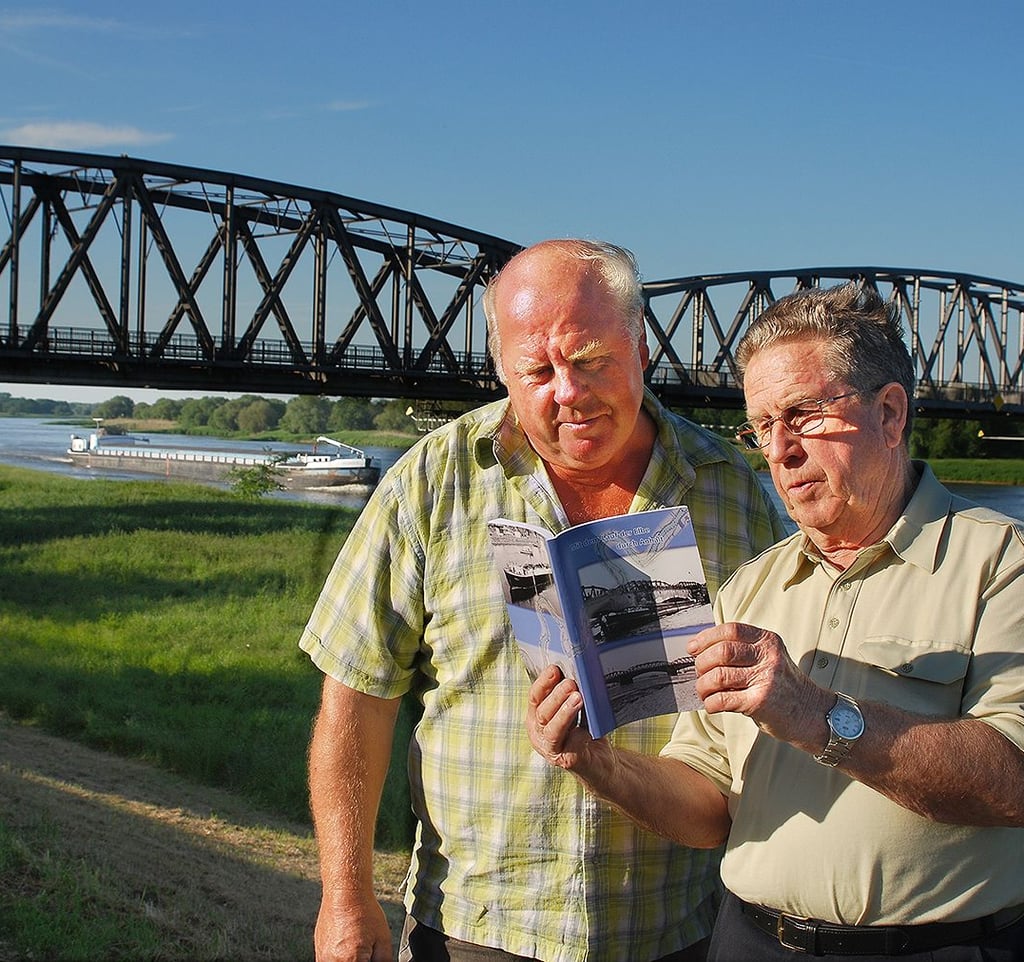 Otto Pötzsch zeigt Fischerhäuser-Anwohner Dieter Märzdorf (links) 2009 sein gerade erschienenes Buch.