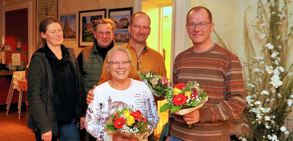 Die Landesvorsitzende des NABU Sachsen-Anhalt Katja Alsleben und Nabu-Landesvorstandsmitglied Rüdiger Claus (v. li.) gratulierten den Loburger Ortsverbandsvorstandsmitgliedern Cornelia Kempka, Ulf Drzymala und Ringo Bauschke.
