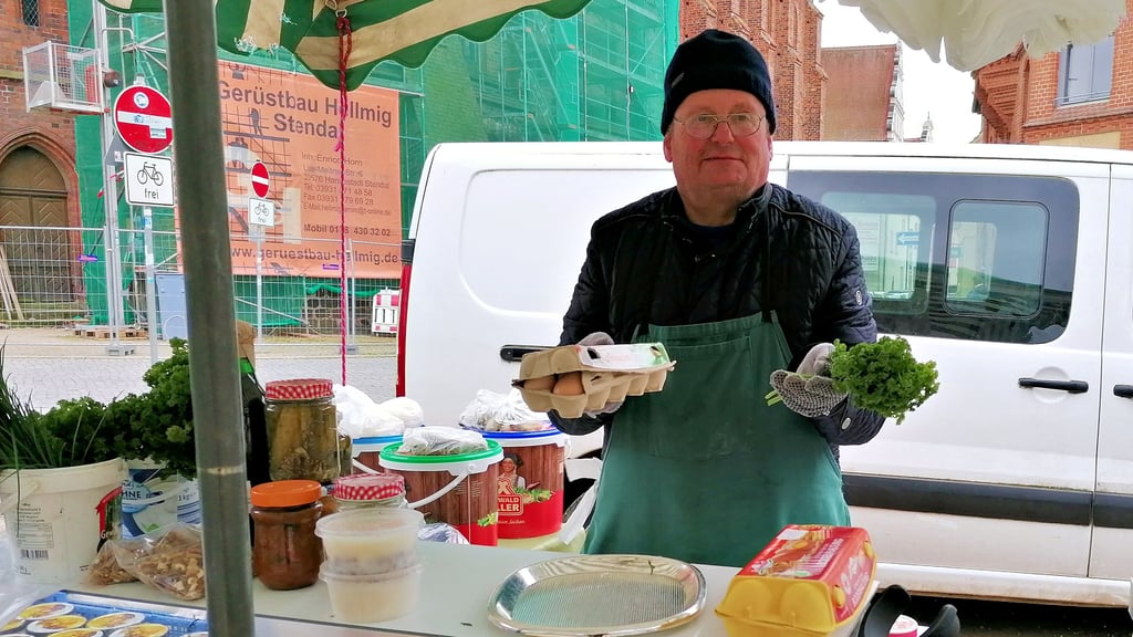 Rainer Rippel hat sich mit der Situation arrangiert, seine Waren im Freien an der frischen Luft anzubieten. Lediglich der Aufwand, der mit dem Aufbau seines Standes verbunden ist, sei deutlich höher als in der Bauernmarkthalle in Stendal.