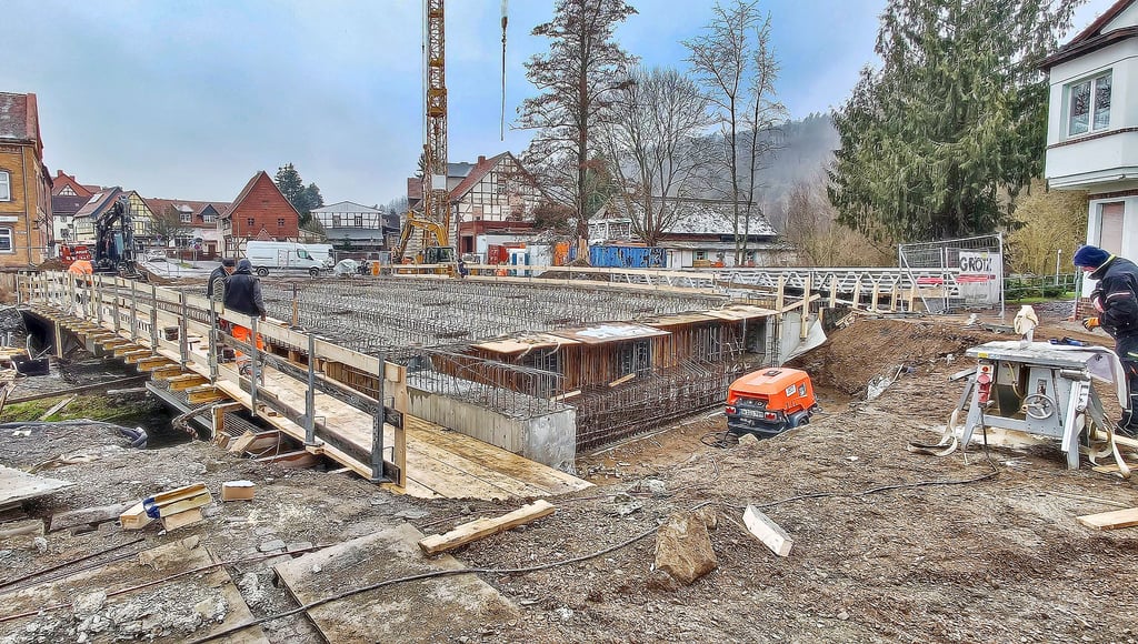 Blick auf die Baustelle in Wippra: Noch haben die Arbeiter beim Brückenbau in Wippra alle Hände voll zu tun.