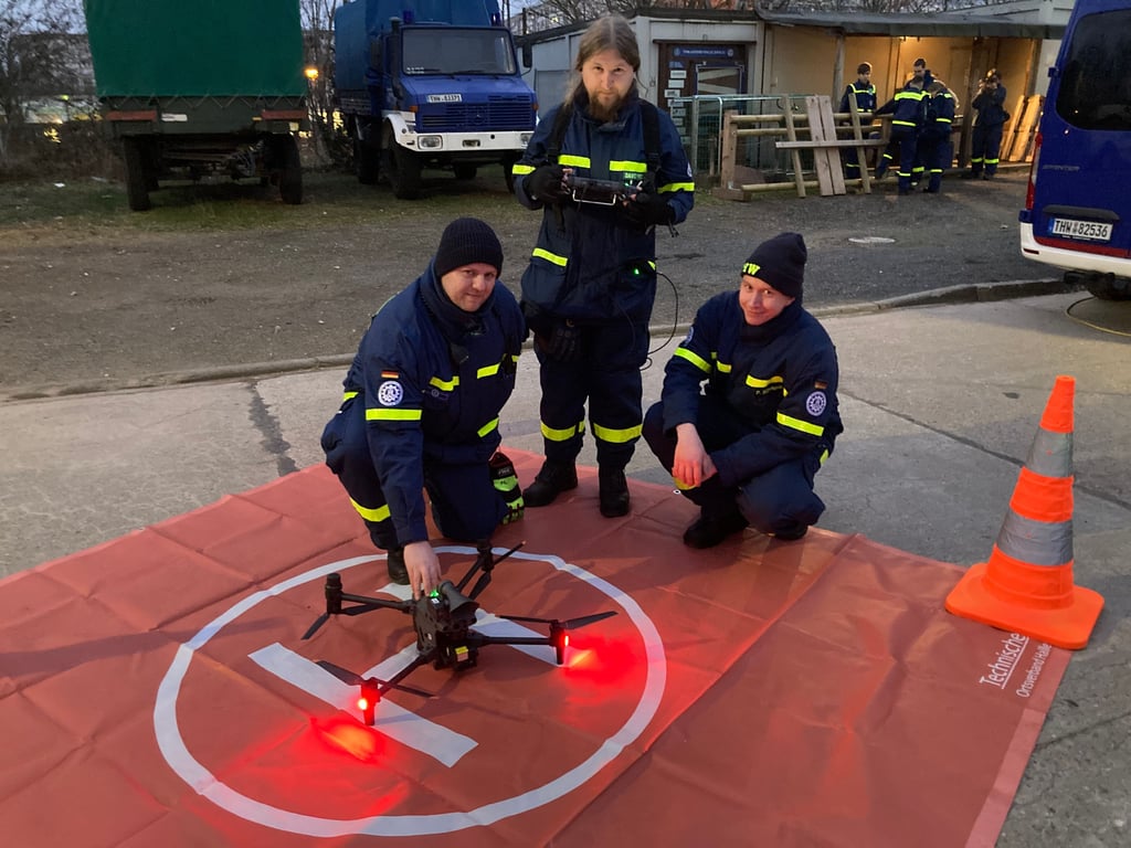 Für das THW im Einsatz: Markus Linde, David Michael und Paul Böhning (von links) zeigen eine der beiden Drohnen aus dem THW-Technikpark. Paul Böhning wird sie als Luftfahrzeugfernpilot gleich steuern.