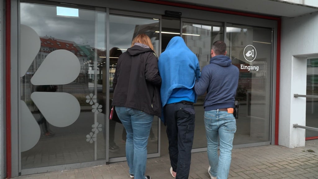 Der tatverdächtige 20-Jährige wird einer Haftrichterin vorgeführt.